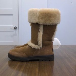 LIKE NEW UGG Women’s Shearling Revival Boot